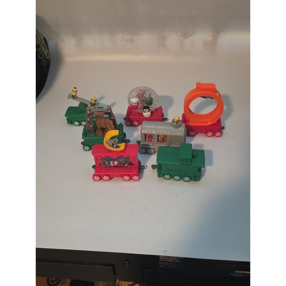 McDonalds 2017 Happy Meal Holiday Express Train‎ Lot of 7 Engine Caboose Cars